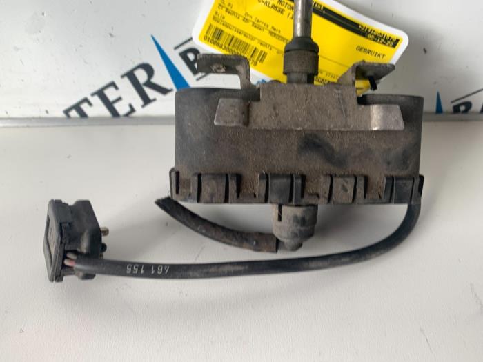 Headlight washer motor from a Mercedes-Benz C (W202) 1.8 C-180 16V 1998