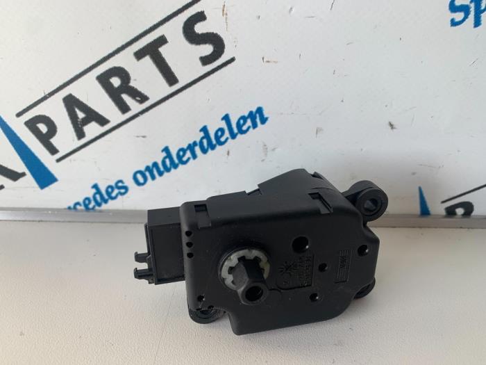 Heater valve motor from a Mercedes-Benz C (W203) 2.2 C-200 CDI 16V 2001