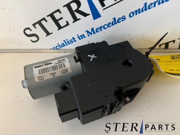 Używane Silnik szyberdachu Mercedes S (W221) 3.0 S-320 CDI 24V Cena € 75,00 Procedura marży oferowane przez Sterparts Mercedes specialist