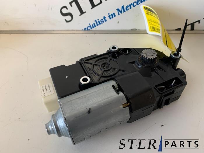 Używane Silnik szyberdachu Mercedes E (W212) E-350 CDI BlueEfficiency V6 24V 4-Matic Cena € 90,00 Procedura marży oferowane przez Sterparts Mercedes specialist
