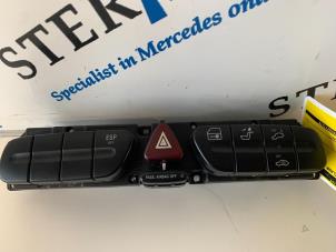 Usagé Commutateur éclairage d'urgence Mercedes C (W203) 2.2 C-200 CDI 16V Prix € 24,95 Règlement à la marge proposé par Sterparts Mercedes specialist