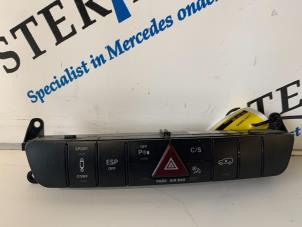 Usados Interruptor de luz de pánico Mercedes R (W251) 3.0 320 CDI 24V 4-Matic Precio € 44,95 Norma de margen ofrecido por Sterparts Mercedes specialist