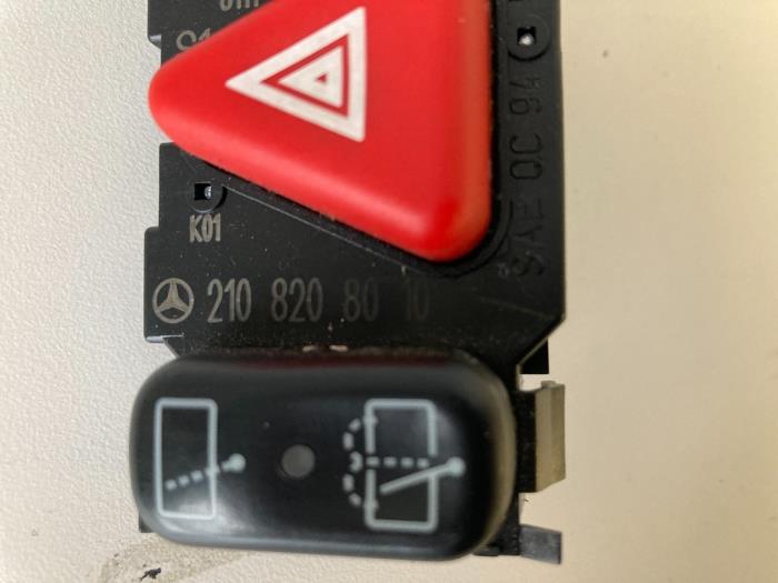 Panic lighting switch from a Mercedes-Benz E Combi (S210) 2.0 E-200 16V 1998