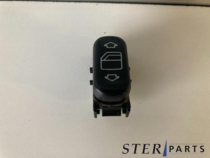 Usados Interruptor de ventanilla eléctrica Mercedes S (W220) 3.2 S-320 CDI 24V Precio € 9,95 Norma de margen ofrecido por Sterparts Mercedes specialist