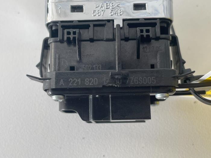 Electric window switch from a Mercedes-Benz S (W221) 3.5 S-350 24V 2005
