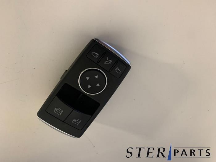 Usados Interruptor de ventanilla eléctrica Mercedes C (C204) 1.8 C-200 CGI 16V BlueEfficiency Precio € 54,95 Norma de margen ofrecido por Sterparts Mercedes specialist