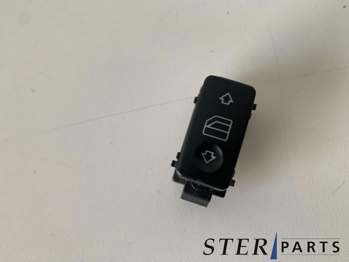 Usados Interruptor de ventanilla eléctrica Mercedes S (W220) 3.7 S-350 V6 18V Precio € 9,95 Norma de margen ofrecido por Sterparts Mercedes specialist