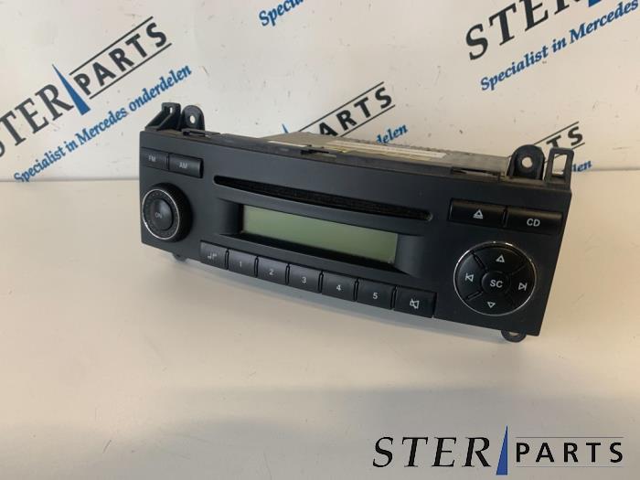 Używane Radio Mercedes Sprinter 3,5t (906.73) 310 CDI 16V Cena € 151,25 Z VAT oferowane przez Sterparts Mercedes specialist