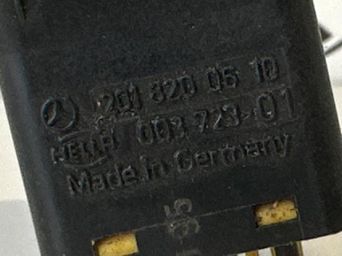 Interruptor de retrovisor de un Mercedes-Benz 190 (W201) 1.8 E 1990