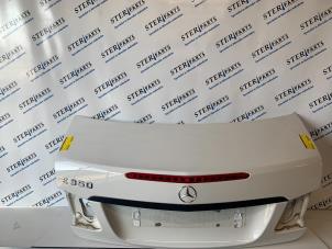 Usados Cubierta de maletero Mercedes E (C207) E-350 CDI V6 24V Precio € 275,00 Norma de margen ofrecido por Sterparts Mercedes specialist