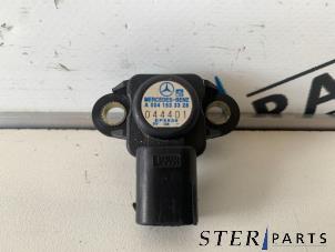Map Sensor (Einlasskrümmer) van een Mercedes-Benz C (W203) 2.0 C-200K 16V 2002