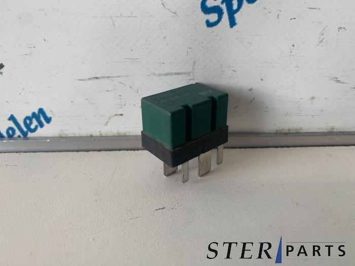 Gebrauchte Relais Mercedes E Combi (S210) 3.0 E-300 TD 24V Preis € 4,95 Margenregelung angeboten von Sterparts Mercedes specialist