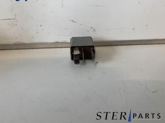 Używane Przekaznik Mercedes Sprinter 2t (901/902) 208 CDI 16V Cena € 4,50 Procedura marży oferowane przez Sterparts Mercedes specialist