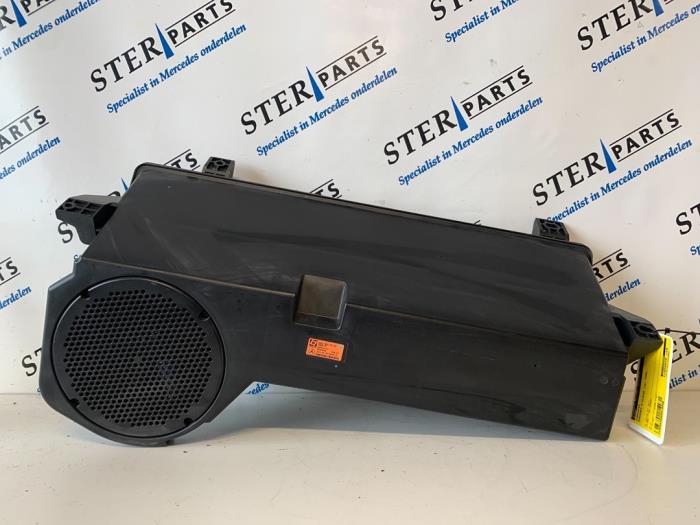 Subwoofer from a Mercedes-Benz R (W251) 3.0 320 CDI 24V 4-Matic 2006