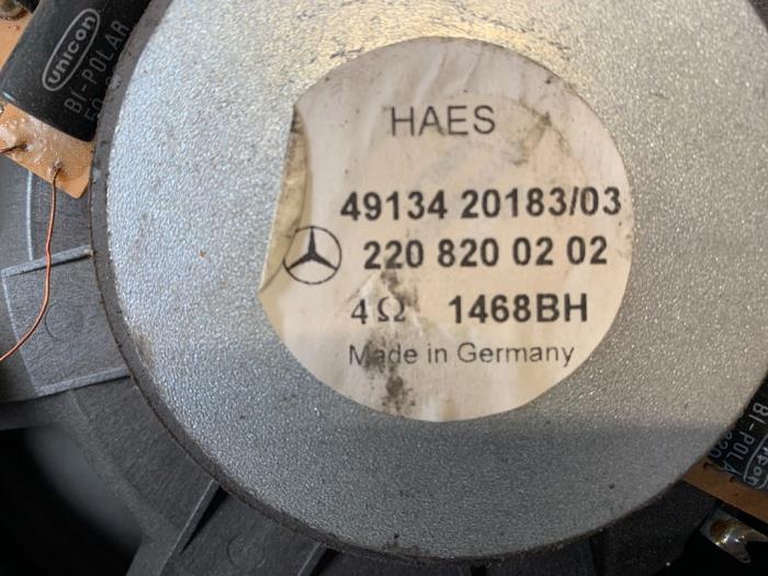 Subwoofer from a Mercedes-Benz S (W220) 3.2 S-320 18V 2001