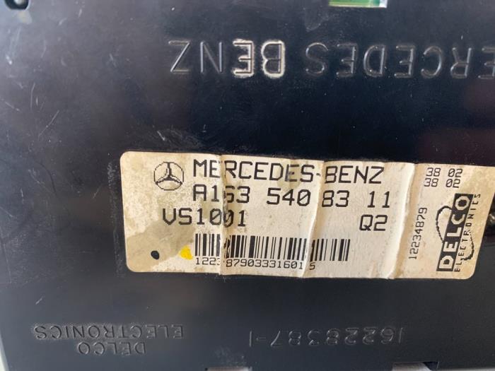 Ordinateur de bord d'un Mercedes-Benz ML I (163) 400 4.0 CDI V8 32V 2002