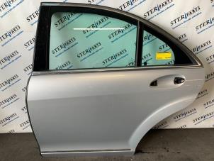 Używane Drzwi lewe tylne wersja 4-drzwiowa Mercedes S (W221) 3.0 S-320 CDI 24V Cena € 350,00 Procedura marży oferowane przez Sterparts Mercedes specialist