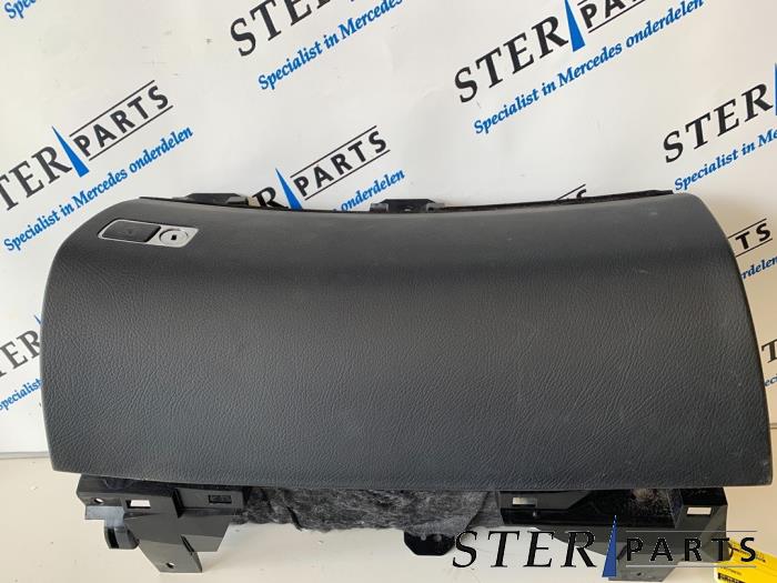 Begagnade Handskfack Mercedes S (W221) 3.0 S-320 CDI 24V Pris € 49,50 Marginaltabell erbjuds av Sterparts Mercedes specialist