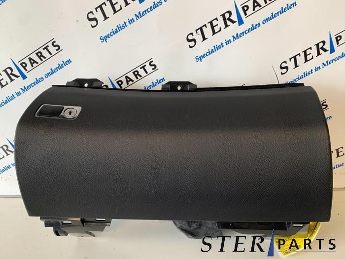 Begagnade Handskfack Mercedes S (W221) 3.0 S-320 CDI 24V Pris € 49,50 Marginaltabell erbjuds av Sterparts Mercedes specialist