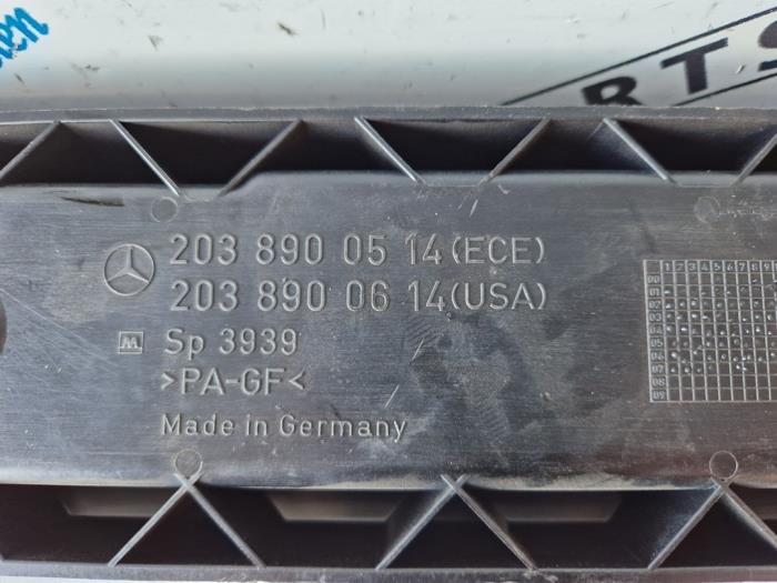 Warning triangle from a Mercedes-Benz C Sportcoupé (C203) 1.8 C-180K 16V 2004