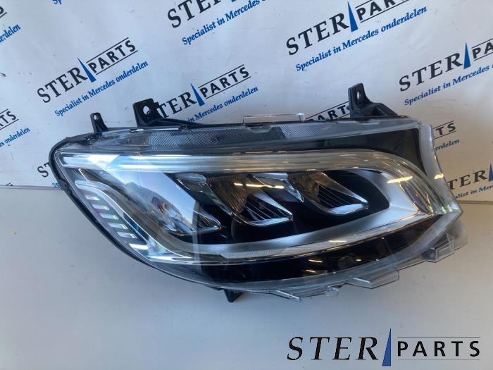 Nowe Reflektor prawy Mercedes Sprinter 3,5t (907.6/910.6) 311 CDI 2.0 D FWD Cena € 961,95 Z VAT oferowane przez Sterparts Mercedes specialist