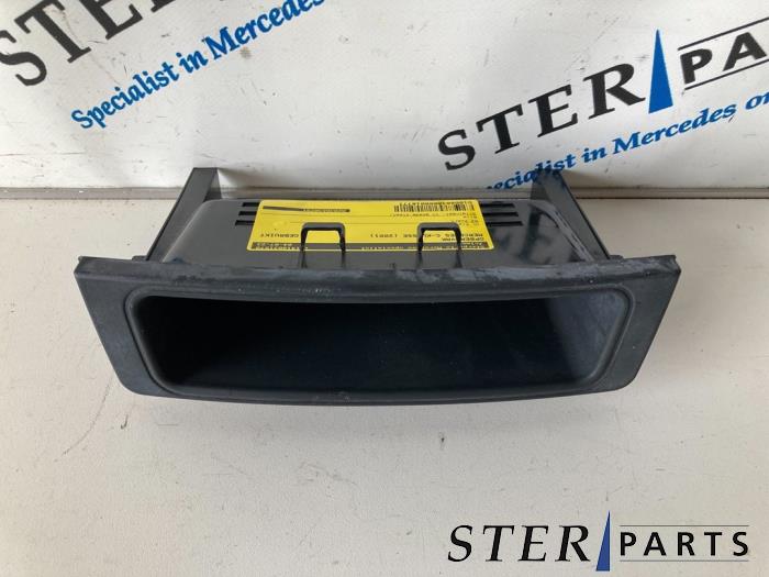 Używane Schowek Mercedes C (W203) 2.0 C-180 16V Cena € 5,00 Procedura marży oferowane przez Sterparts Mercedes specialist