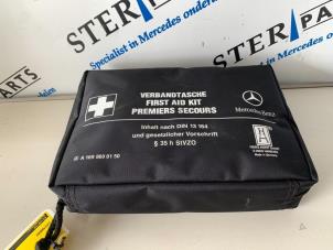 Używane Apteczka pierwszej pomocy Mercedes C Estate (S204) 3.0 C-320 CDI V6 24V 4-Matic Cena € 14,95 Procedura marży oferowane przez Sterparts Mercedes specialist