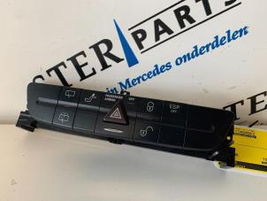 Usagé Commutateur éclairage d'urgence Mercedes E Combi (S211) 2.2 E-220 CDI 16V Prix € 44,95 Règlement à la marge proposé par Sterparts Mercedes specialist