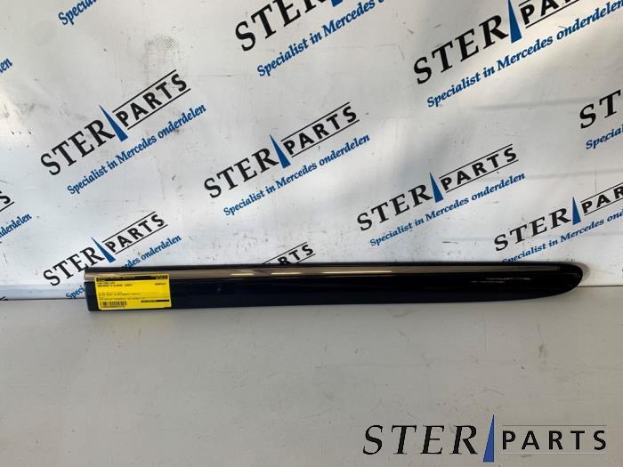 Begagnade Dörrstripe Mercedes E (W211) 2.2 E-200 CDI 16V Pris € 19,95 Marginaltabell erbjuds av Sterparts Mercedes specialist