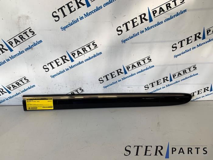 Begagnade Dörrstripe Mercedes E (W211) 2.2 E-200 CDI 16V Pris € 19,95 Marginaltabell erbjuds av Sterparts Mercedes specialist