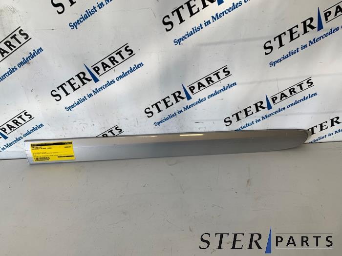 Begagnade Dörrstripe Mercedes E (W211) 2.2 E-200 CDI 16V Pris € 14,95 Marginaltabell erbjuds av Sterparts Mercedes specialist