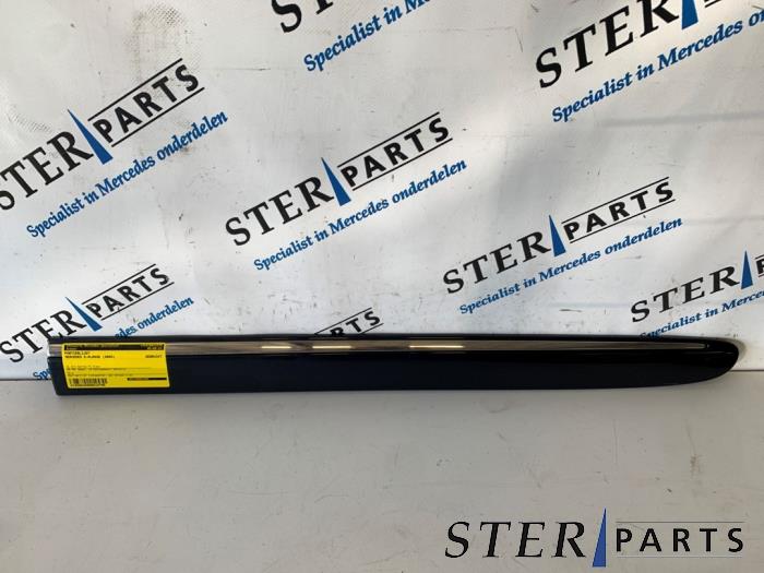 Begagnade Dörrstripe Mercedes E (W211) 2.2 E-200 CDI 16V Pris € 19,95 Marginaltabell erbjuds av Sterparts Mercedes specialist
