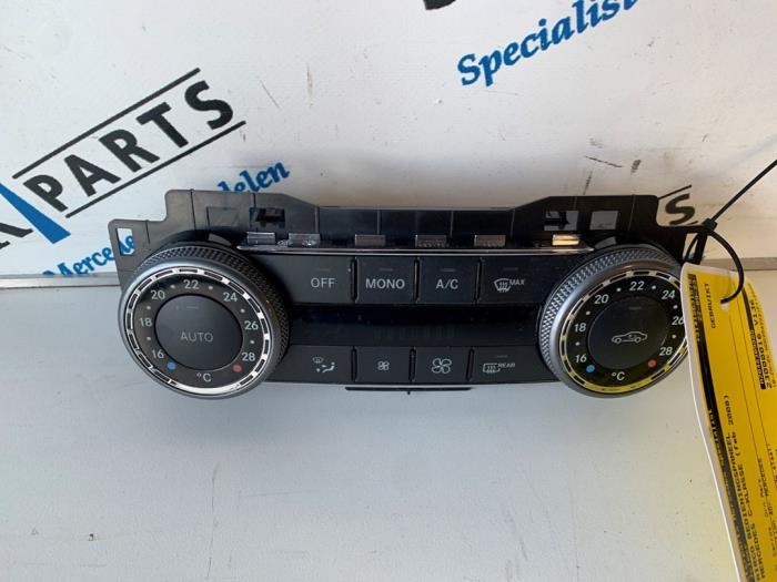 Air conditioning control panel from a Mercedes-Benz C Estate (S204) 3.0 C-320 CDI V6 24V 2008