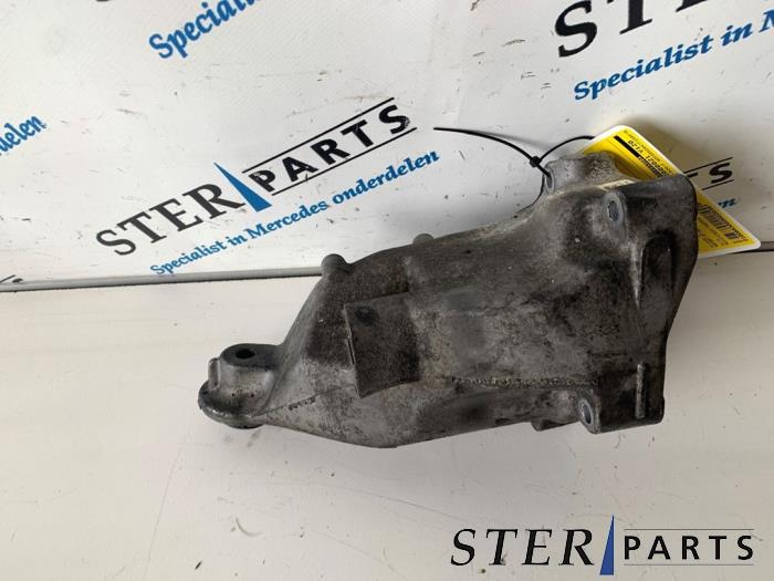 Usagé Support moteur Mercedes C Estate (S205) C-220 CDI BlueTEC, C-220 d 2.2 16V Prix € 24,95 Règlement à la marge proposé par Sterparts Mercedes specialist