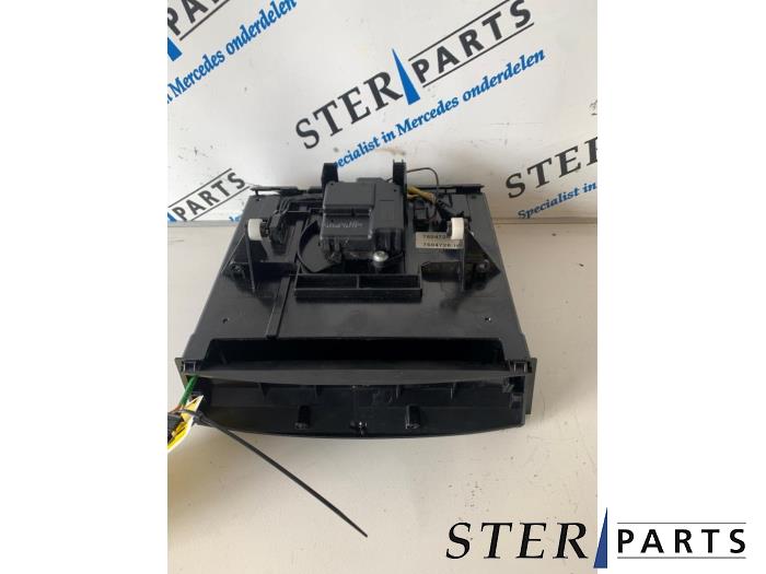 Begagnade Handskfack Mercedes E Combi (S211) 3.2 E-320 CDI 24V Pris € 45,00 Marginaltabell erbjuds av Sterparts Mercedes specialist