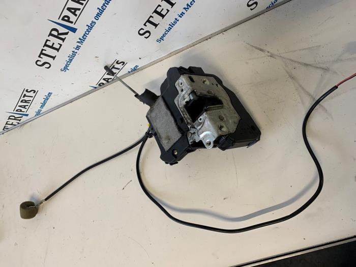 Front door lock mechanism 4door, right Mercedes E 2.2 E200 CDI 16V