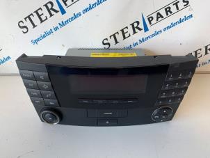 Gebrauchte Radio CD Spieler Mercedes E (W211) 2.2 E-200 CDI 16V Preis € 75,00 Margenregelung angeboten von Sterparts Mercedes specialist
