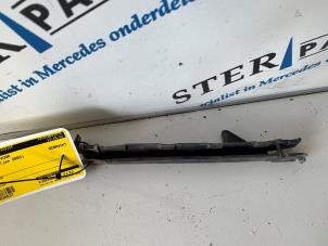 Używane Wspornik zderzaka prawy przód Mercedes E (W211) 2.2 E-200 CDI 16V Cena € 12,50 Procedura marży oferowane przez Sterparts Mercedes specialist