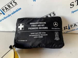 Używane Apteczka pierwszej pomocy Mercedes B (W246,242) 1.6 B-180 BlueEFFICIENCY Turbo 16V Cena € 14,95 Procedura marży oferowane przez Sterparts Mercedes specialist