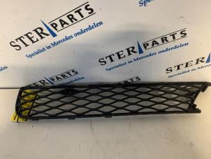 Used Bumper grille Mercedes R (W251) 3.0 320 CDI 24V 4-Matic Price € 12,50 Margin scheme offered by Sterparts Mercedes specialist