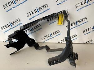 Used Headlight frame, left Mercedes C Estate (S204) 2.2 C-180 CDI 16V BlueEFFICIENCY Price € 30,00 Margin scheme offered by Sterparts Mercedes specialist