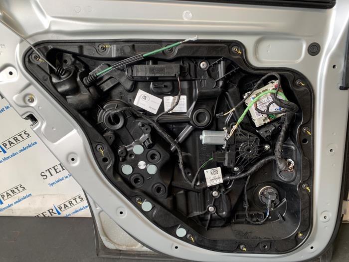 Drzwi lewe tylne wersja 4-drzwiowa z Mercedes-Benz E (W213) E-220d 2.0 Turbo 16V 2018