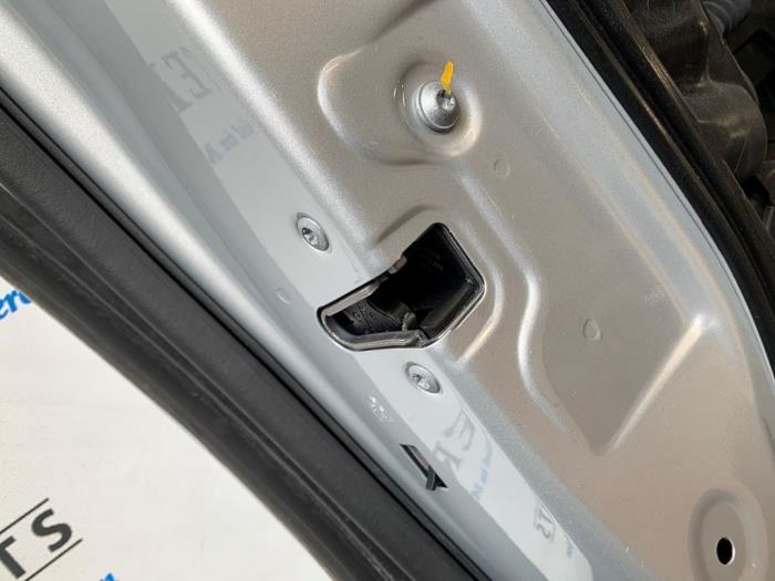 Rear door 4-door, left from a Mercedes-Benz E (W213) E-220d 2.0 Turbo 16V 2018