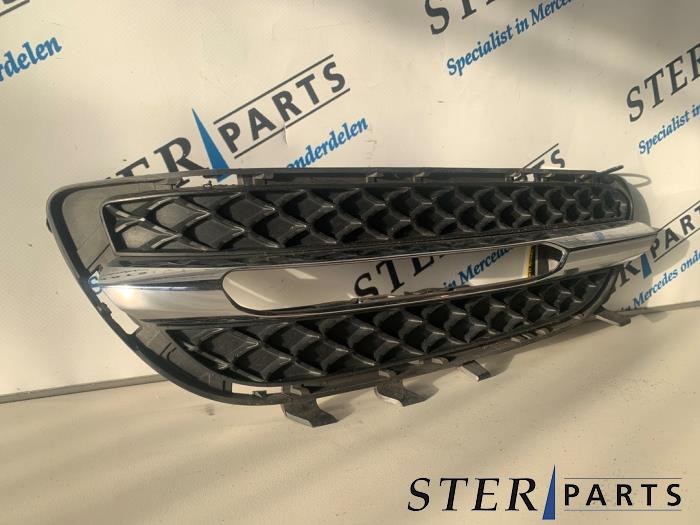 Begagnade Stötfångargrill Mercedes E (W212) E-350 CDI BlueEfficiency 3.0 V6 24V Pris € 24,95 Marginaltabell erbjuds av Sterparts Mercedes specialist