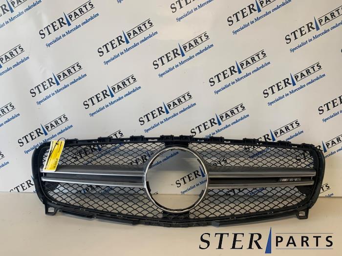 Używane Grill Mercedes A-Klasse AMG (W176) 2.0 A-45 AMG Turbo 16V 4-Matic Cena € 149,50 Procedura marży oferowane przez Sterparts Mercedes specialist