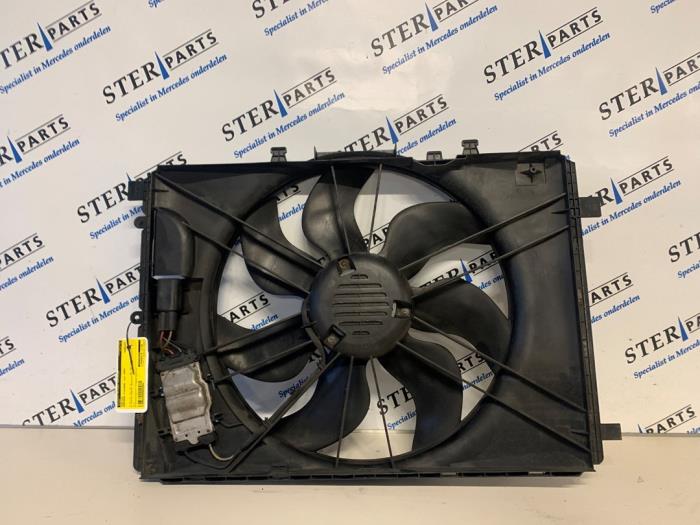 Cooling fans from a Mercedes-Benz C Estate (S204) 2.2 C-200 CDI 16V . 2009