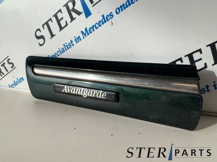 Używane Listwa ozdobna Mercedes E (W210) 2.0 E-200K 16V Cena € 12,50 Procedura marży oferowane przez Sterparts Mercedes specialist