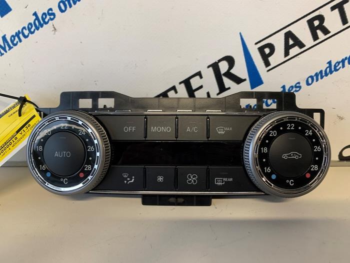 Air conditioning control panel from a Mercedes-Benz C Estate (S204) 2.2 C-200 CDI 16V . 2009