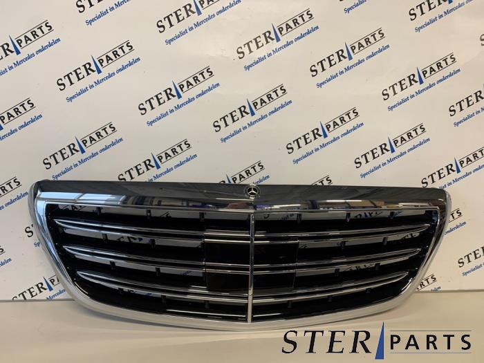 Używane Grill Mercedes S (222.0/222.1) 3.0 S-350L 24V Cena € 356,95 Z VAT oferowane przez Sterparts Mercedes specialist