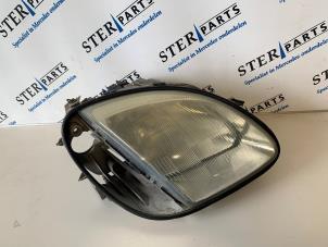 Używane Reflektor prawy Mercedes SLK (R170) 2.3 230 K 16V Cena € 89,50 Procedura marży oferowane przez Sterparts Mercedes specialist